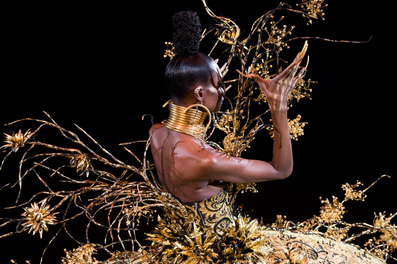 Illustration for article titled Guo Pei Is Giving You Fairytale Eleganza and Visions of Gold